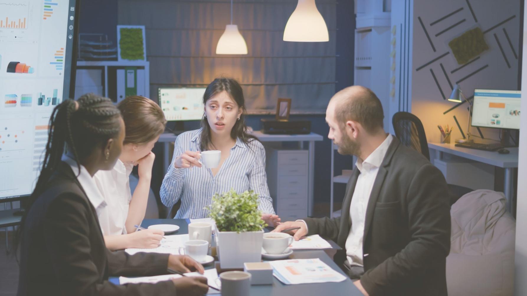 Teilnehmerin bei der Arbeit an Finanzthemen